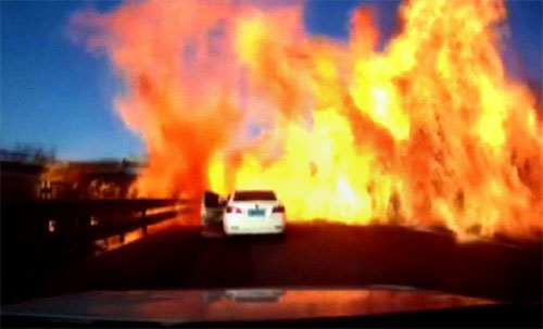 Un derrame de gas provoca llamas en la autopista